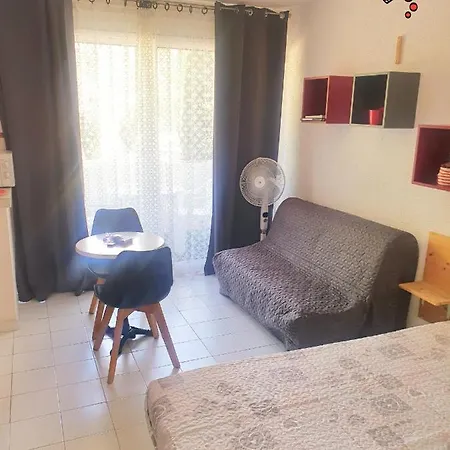 Coquet Classe Deux Etoiles, Balcon Avec Table, Et Wifi Apartmán *