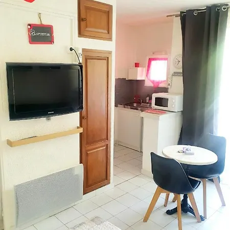 Coquet Classe Deux Etoiles, Balcon Avec Table, Et Wifi 아파트 그뢰오레방